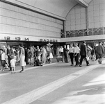 152599 Afbeelding van reizigers in de hal van het N.S.-station Rotterdam C.S. te Rotterdam.